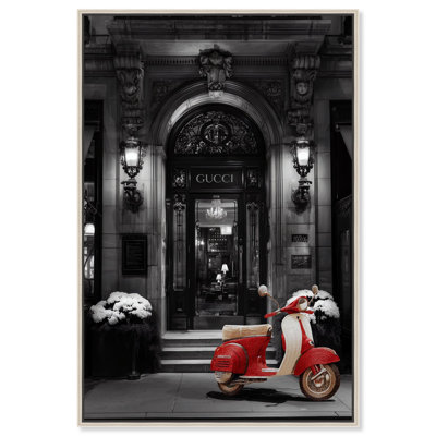 Impression sur toile Scooter at the Store par Art Remedy, cadre argenté, 36 x 54