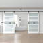 Porte de grange double en verre manufacturé avec ensemble de quincaillerie d'installation-113702839-122584538
