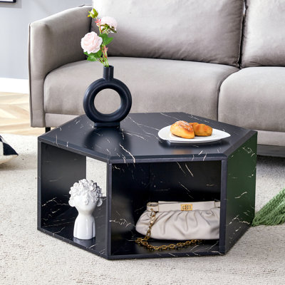 Table basse hexagonale en panneau de fibres à densité moyenne, autocollants à motifs caractéristiques, conception à plusieurs trous pour donner plus d'espace de rangement, conception simple et pratique qui la rend idéale pour toutes sortes de décors de style.