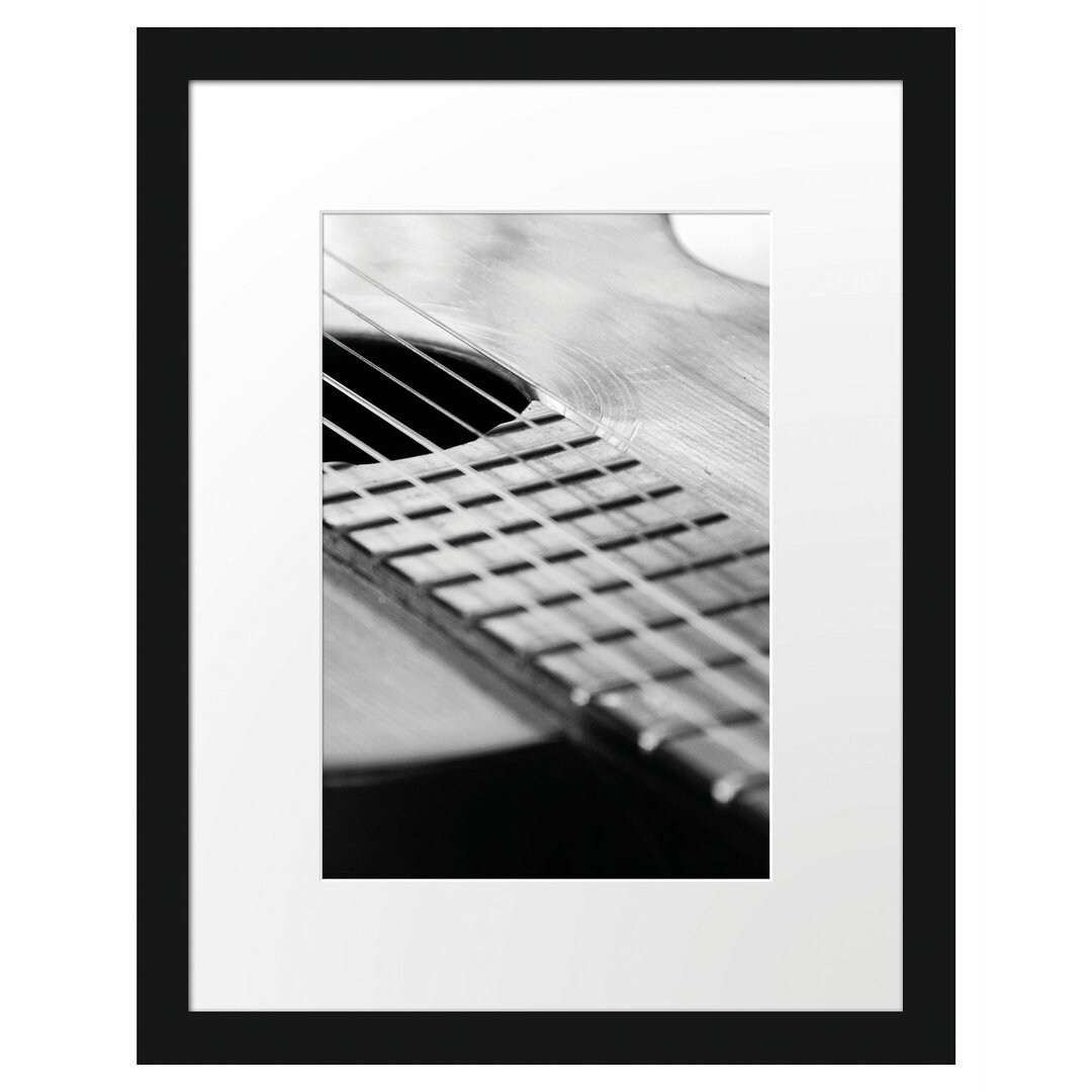 Gerahmtes Poster Gitarrensaiten am Schallloch