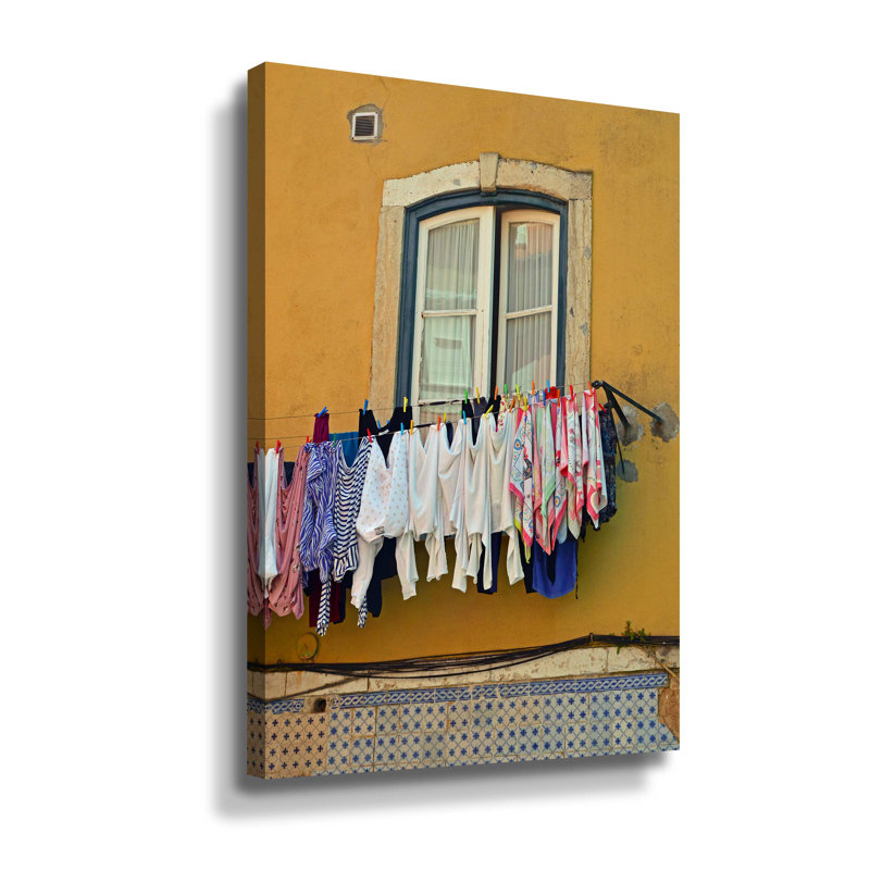 «Laundry Day in Lisbon» par Kathy Yates - reproduction de photo sur toile, H 18 po x l 12 po x P 2 po, Toile tendue