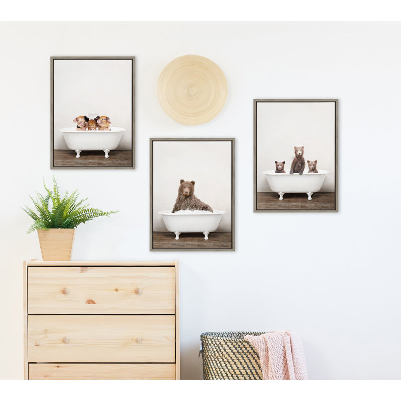 «Three Little Pigs In Vintage Bathaign» par Amy Peterson, reproduction d'art sur toile encadrée, Gris