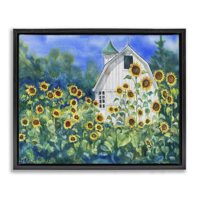 Hauts tournesols et grange campagnarde