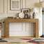 Console en bois avec canapé et table derrière le canapé