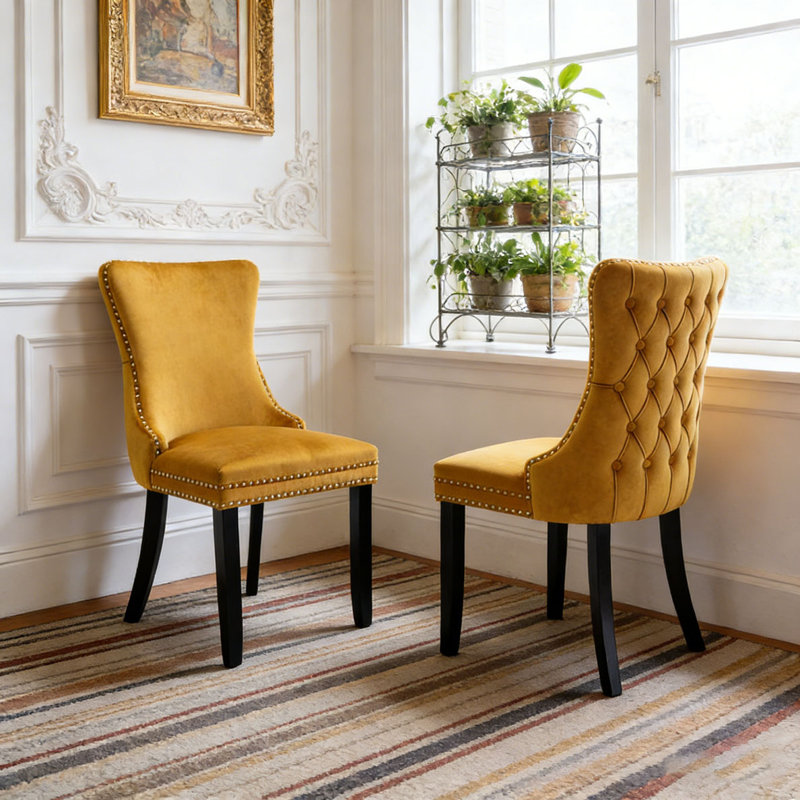 Chaise rembourrée à oreilles avec garniture cloutée et pieds en bois massif, Doré