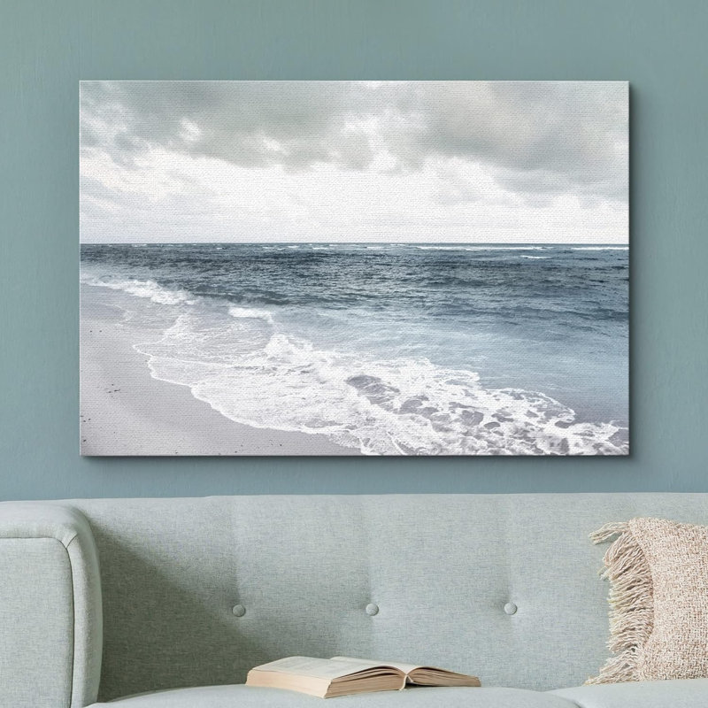 Plage côtière délavée sur une plage grise nuageuse sur toile, H 24 po x l 36 po, Toile tendue