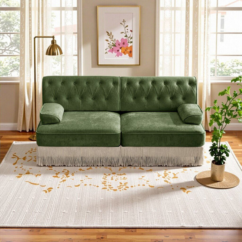 Élégant canapé Chesterfield en velours vert - capitonné à boutons et jupe à pampille pour des espaces de vie confortables