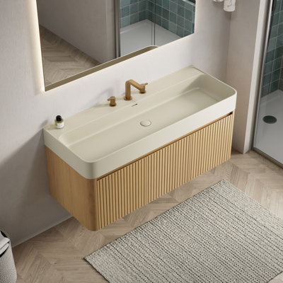 Meuble-lavabo LORAN 48 avec lavabo intégré et meuble de rangement suspendu, couleur chêne Corolla, fini beige crème chaud. Vasque intégrée en surface solide avec 3 trous prépercés pour robinetterie. Livré démonté, robinetterie et bonde non incluses.