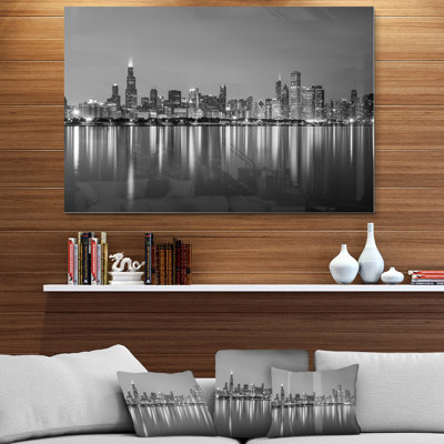 «Chicago Skyline at Night Black and White» - reproduction de photo