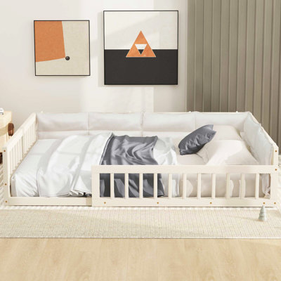 Lit plateforme beige avec garde-corps et coussin relaxant - Structure stable et confortable