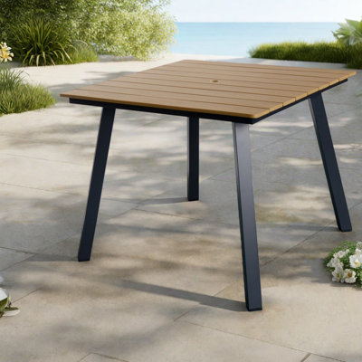 Tables de patio durables, plateau d'aspect bois à structure en fer, utilisation dans la cour moderne