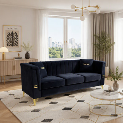 Canapé moderne en velours 3 places avec dossier capitonné à rainures verticales, pieds en métal doré et 2 coussins assortis pour un salon élégant
