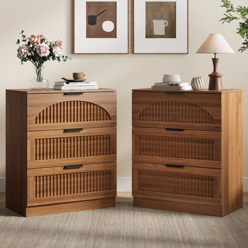 Table de chevet cannelée à 3 tiroirs de 60 cm de large avec poignées en métal, table de chevet en bois avec façades arquées pour chambre à coucher
