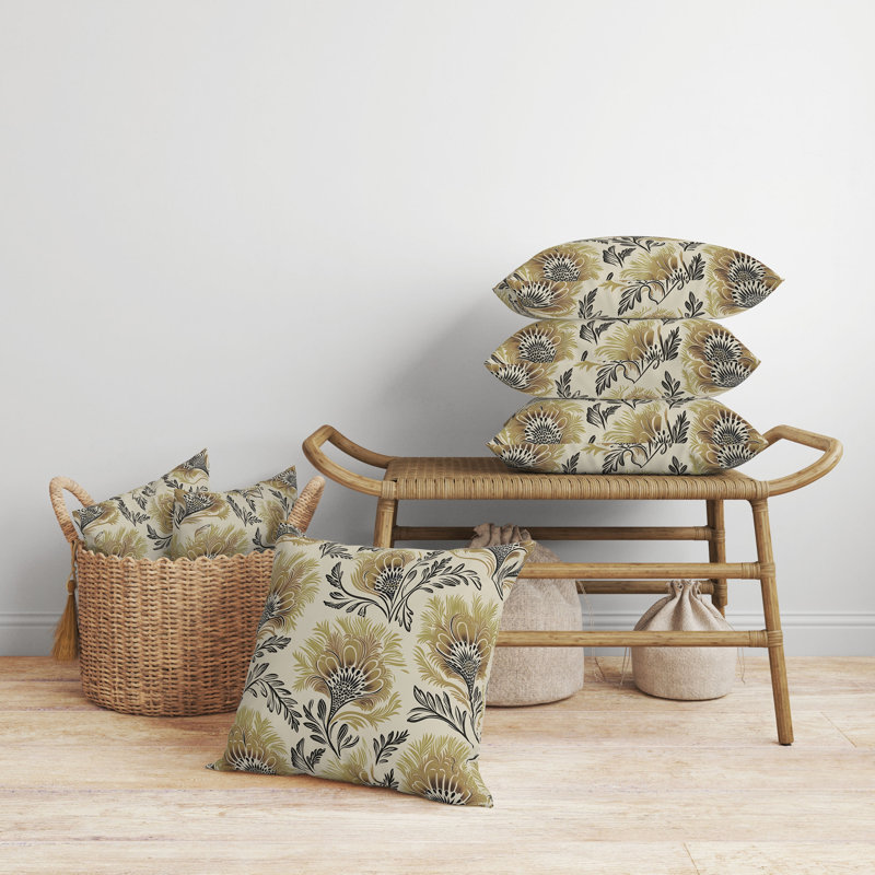 Coussin décoratif intérieur / extérieur Whimsical Wilds, H 18 po x l 18 po, Beige / Olive