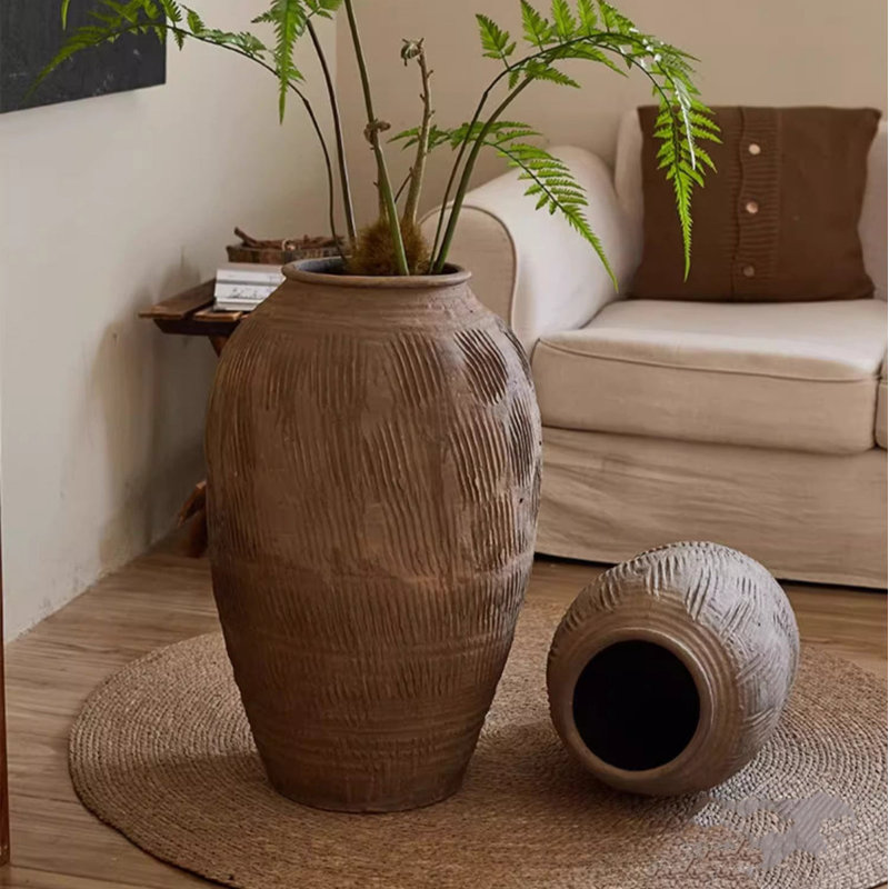 Grand pot en argile sur pied, H 19,1 po x l 8,07 po x P 8,07 po