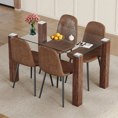 Ensemble de table et de chaises.Une table de salle à manger en verre trempé transparent de 49,6 x 30 pouces avec pieds rectangulaires en bois aggloméré au grain de bois naturel et 4 chaises confortables en tissu brun avec pieds en métal noir
