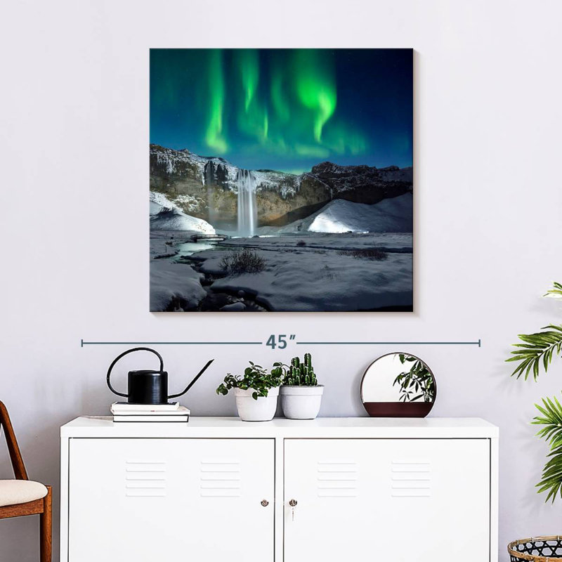 Alvord Aurora au-dessus de la cascade de Skogafoss, H 30 po x l 30 po
