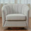 Chaise d'appoint pivotante à dossier courbé