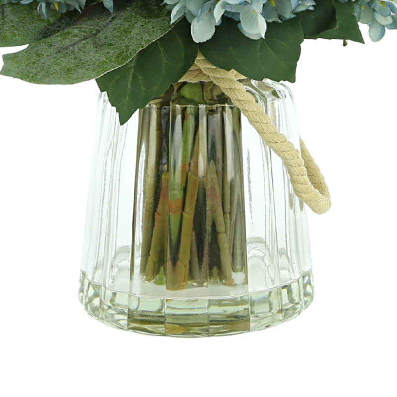 Arrangement traditionnel d'hortensias et de lilas dans un vase en verre avec accent de corde, Bleu