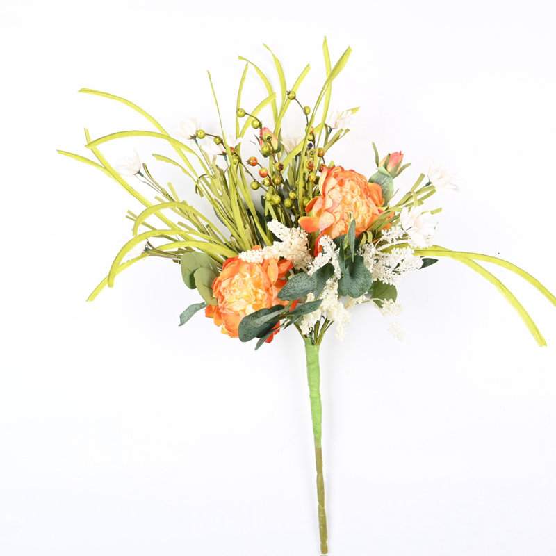 Arrangement floral de pivoines et baies artificielles