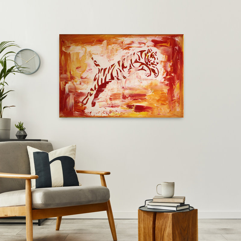 Peinture abstraite d'un tigre bondissant dans des tons chauds de rouge, orange et jaune, H 36 po x l 24 po