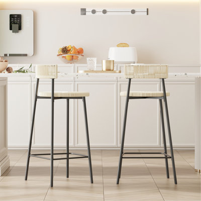 2 tabourets de comptoir: chaises en corde de papier tissées à la main. Style pour le café. Base en métal noir, siège blanc crème. Et des tabourets de bar confortables faits à la main. Salon chic.