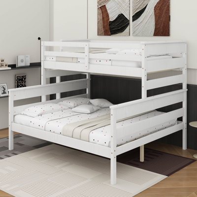 Lit simple superposé au-dessus d'un grand lit simple avec échelle