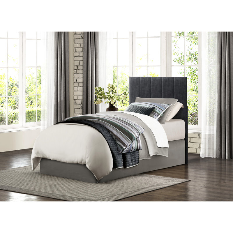 Tête de lit simple de chambre à coucher en tissu gris, avec détails à profil vertical rembourré et support en bois d'ingénierie avec revêtement en tissu, design
