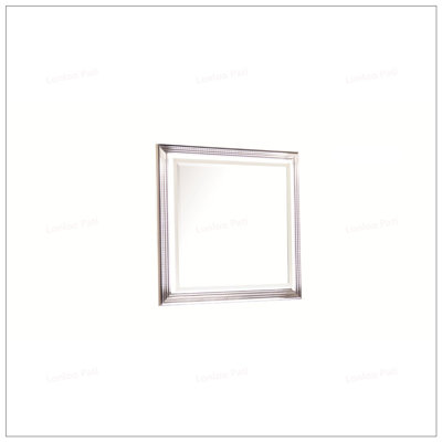 Miroir Desire - Cadre éclairé à DEL avec bordure métallique et surface de vision généreuse pour une décoration de chambre sophistiquée et fonctionnelle