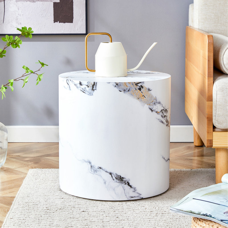 La table cylindrique avec son design à motifs peut être facilement intégrée dans une variété de styles d'intérieur, des tables basses aux petites tables de salle à manger, en passant par les établi ou les bureaux d'écriture de fortune.