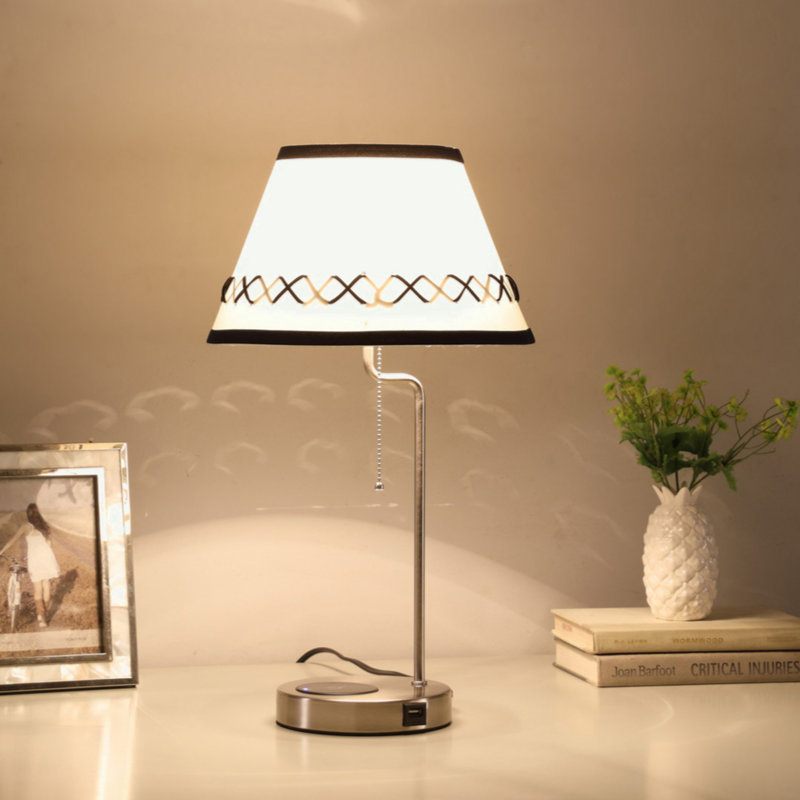 Lampe de table en métal brossé H 20 po Luchak avec base de chargement sans fil Qi et port USB