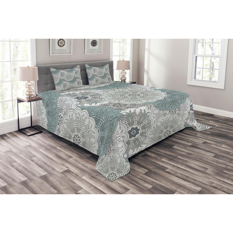 Traditional Polyester Floral Coverlet, King Coverlet + 2 Shams