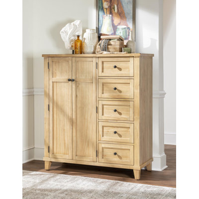 Commode à tiroirs de style transitionnel ambré de 122 cm de large, en bois massif et placage de mindi, avec portes et tiroirs.