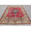 Le superbe tapis turc surdimensionné rehausse votre décor avec ses teintes rouges éclatantes et son charme organique