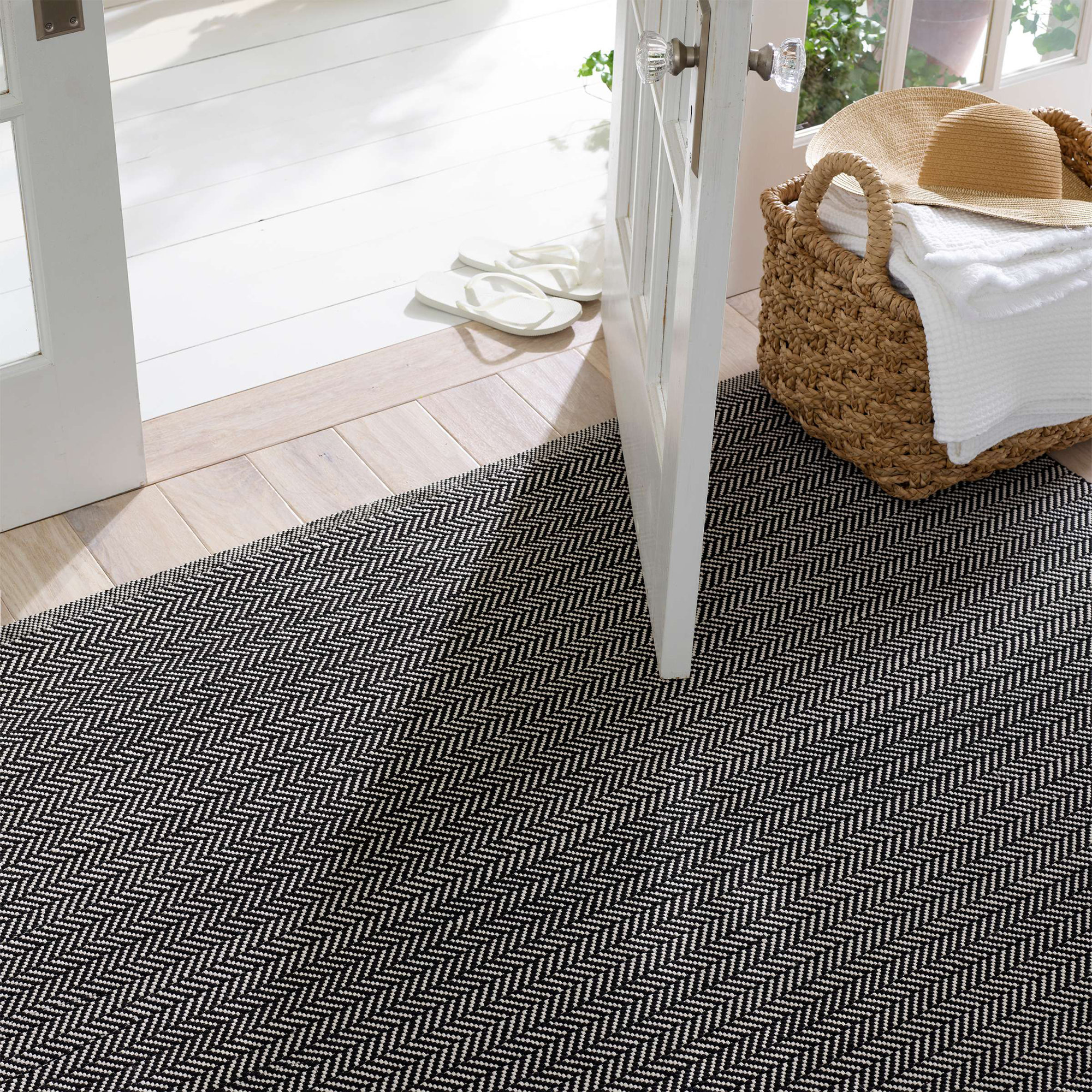 Herringbone Pearl Handwoven Indoor/Outdoor Rug, Rectangle 4' x 6', Black/Ivory