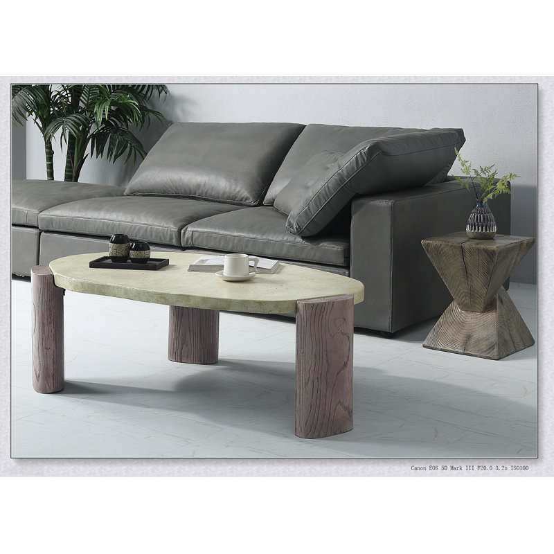 Table basse Dayana au fini blanc cassé et pieds en chêne, béton de fibres écologique avec un design durable et élégant pour les intérieurs modernes.