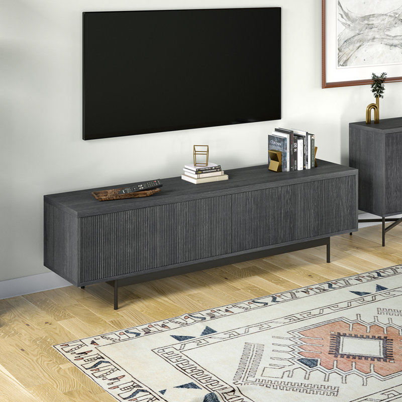 Meuble télé 70 po pour téléviseur de 75 po ou moins avec portes cannelées, rangement et gestion des câbles - Console média gris anthracite Mid-Century pour salon | Whitman