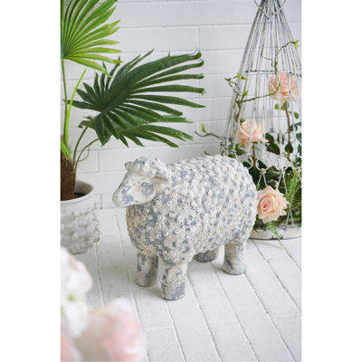 Figurine 18 x 9,5 x 14 po en forme de mouton au fini blanc patiné et gris vieilli