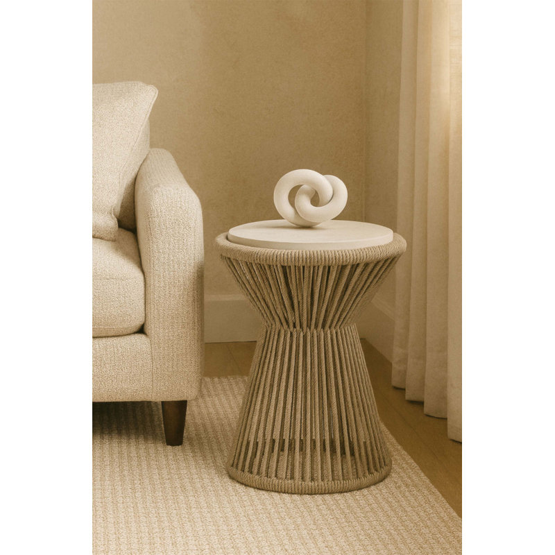 Table à corde avec conception de cylindre texturé, taille compacte et esthétique Coastal-Boho pour une utilisation polyvalente dans n'importe quelle pièce.