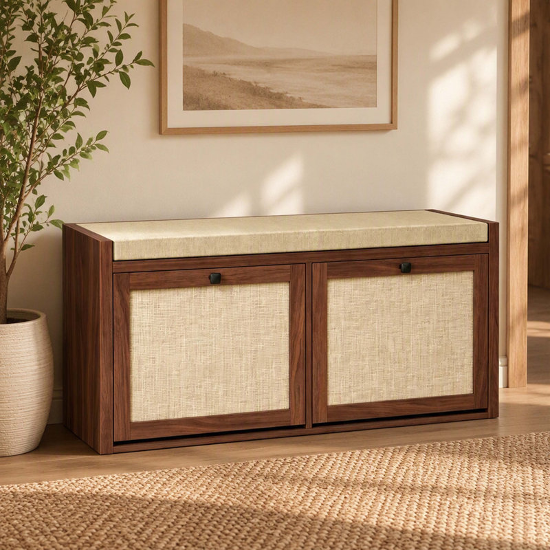 Banc d'entrée avec rangement pour chaussures, doté d'une assise rembourrée confortable et de 2 portes d'armoire décoratives en rotin pour l'organisation des chaussures.