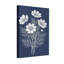Plantes et fleurs fleurs blanches sur fond bleu marine-732396300
