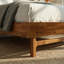 Structure de lit plateforme en bois massif Gerrell avec tête de lit sculptée - style Mid-Century moderne, capacité de 800 lb, support de matelas, aucun sommier requis, garantie de 5 ans-112609346-112609343