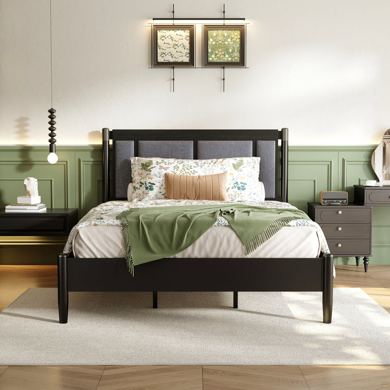 Grand lit en bois massif, support robuste de 500 lb, aucun sommier tapissier requis, tête de lit tapissier noire avec poignées en métal