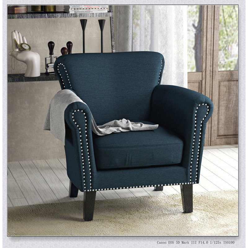 Luxueux fauteuil club rembourré au design élégant et aux sièges confortables, parfait pour les salons et les chambres modernes.