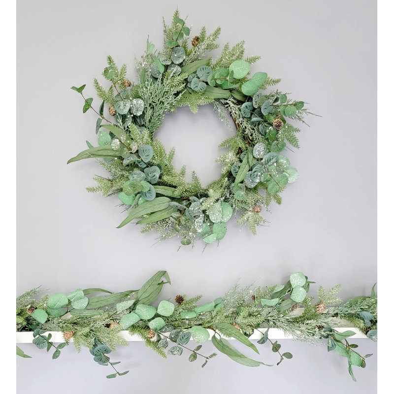 Couronne de pomme de pin glacée 22 po Eucalyptus