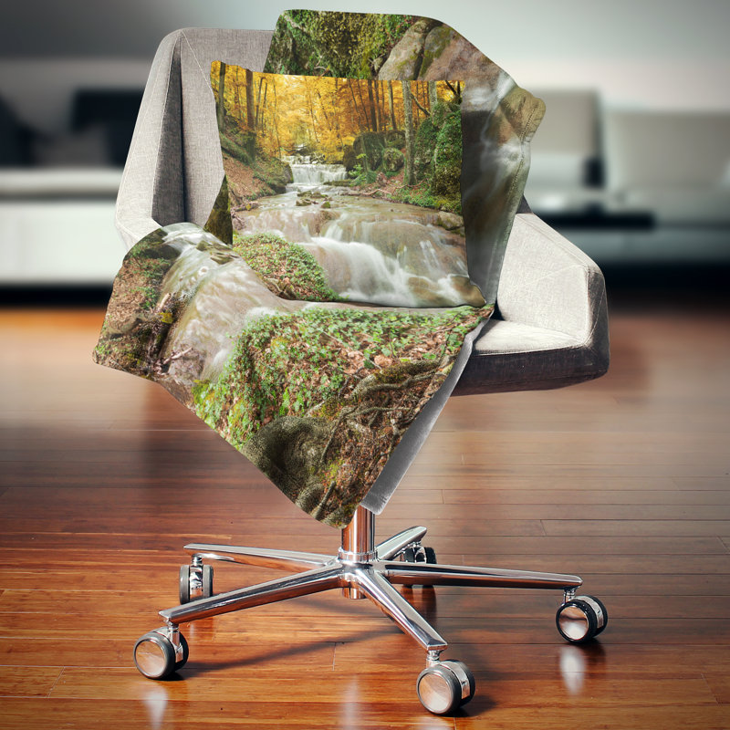 Coussin imprimé cascade de forêt avec arbres, 16 po x 16 po, Coussin décoratif