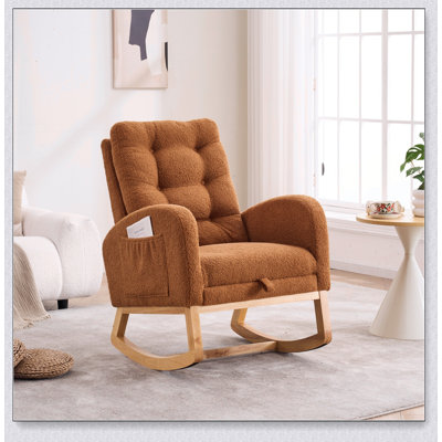 Chaise berçante rembourrée caramel avec repose-pieds, haut dossier et pieds en bois d'hévéa massif pour un confort et un style ultimes