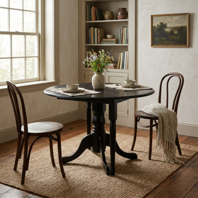 Ensemble de table ronde et de chaises de salle à manger en bois d'hévéa noir clair et tissu lin, avec pied central et 2 chaises Parson pour 2 personnes.