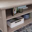 Table basse relevable avec rangement dissimulé et tablettes ouvertes, parfaite pour les petites pièces et une utilisation multifonctionnelle