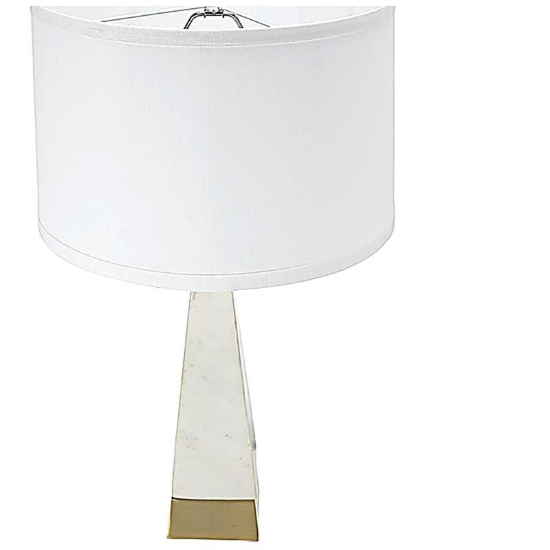 Lampe de table pyramidale blanche et dorée de 15 po x 26 po avec abat-jour tambour (assemblage de l'abat-jour requis)